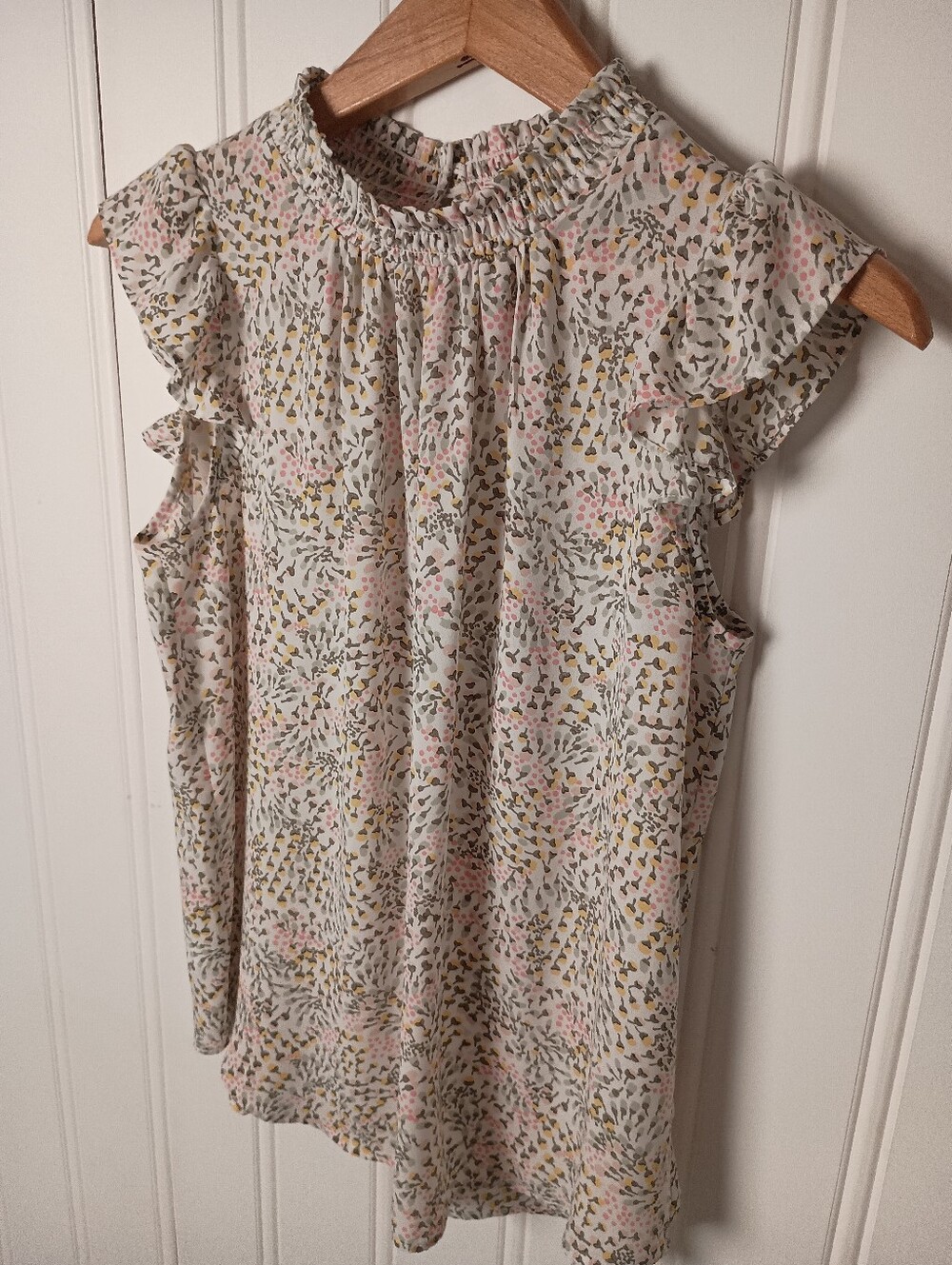 Loft- Cream Floral Ruffle Sleeveless Top- Size S - Picture 3 of 7